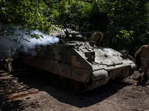 Tank Kebanggaan Putin Kewalahan Dihajar Ranpur Buatan AS