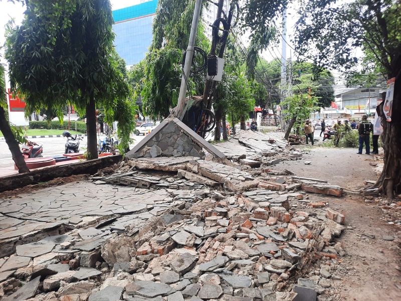 Tembok roboh di Tebet, Jakarta Selatan, tewaskan tiga orang (Annisa/detikcom)