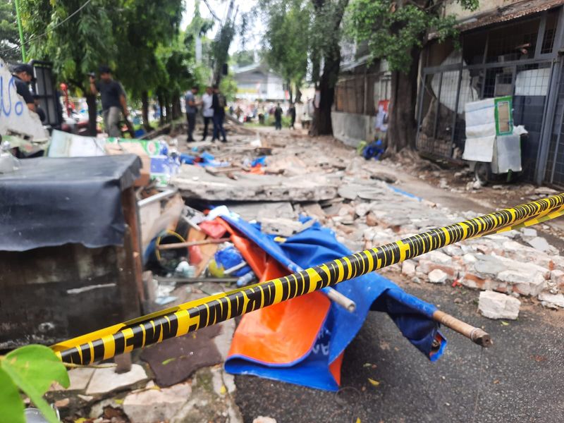 Tembok roboh di Tebet, Jakarta Selatan, tewaskan tiga orang (Annisa/detikcom)