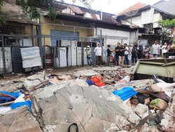 3 Orang Tewas Akibat Tembok Roboh di Tebet, Polisi Turun Tangan