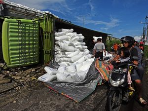 Truk Angkut Biji Plastik Terguling di Serang Truk Angkut Biji Plastik Terguling di Serang