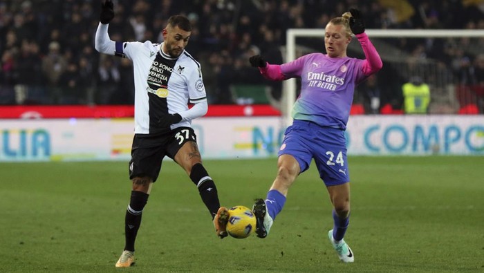 Udineses Pereyra Roberto, left, and AC Milans Simon Kjaer charge the ball during the Serie A soccer match between Udinese and Milan in Udine, Italy, Saturday, Jan. 20, 2024. (Andrea Bressanutti/LaPresse via AP)