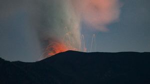 Momen Gunung Marapi Lontarkan Batu Pijar