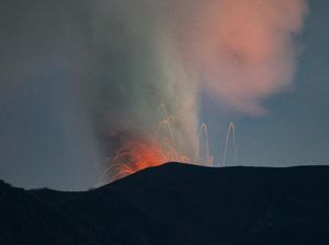 Momen Gunung Marapi Lontarkan Batu Pijar