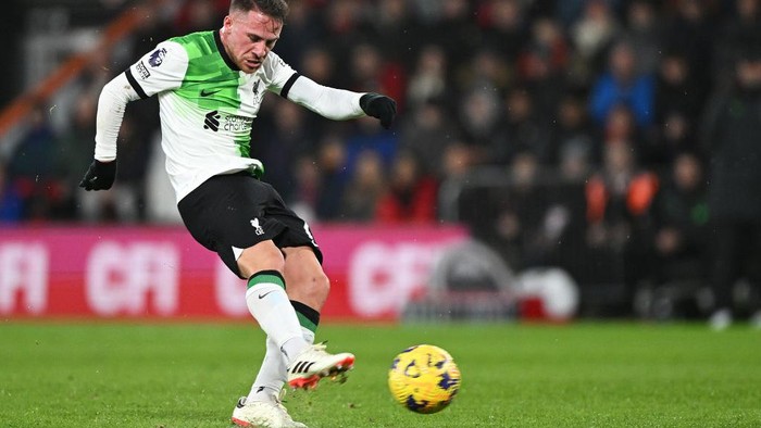 BOURNEMOUTH, ENGLAND - JANUARY 21: Alexis Mac Allister of Liverpool shoots wide during the Premier League match between AFC Bournemouth and Liverpool FC at Vitality Stadium on January 21, 2024 in Bournemouth, England. (Photo by Mike Hewitt/Getty Images)