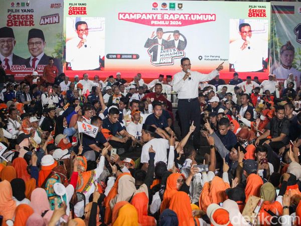 Anies Bakar Semangat Pendukung Saat Kampanye Akbar di Bogor