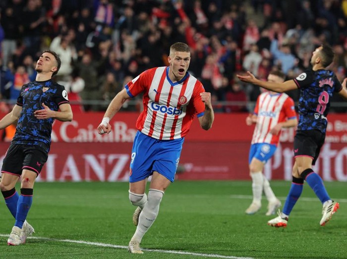 Girona's Ukrainian forward #09 Artem Dovbyk celebrates scoring his team's second goal during the Spanish League football match between Girona FC and Sevilla FC at the Montilivi stadium in Girona on January 21, 2024. (Photo by LLUIS GENE / AFP)