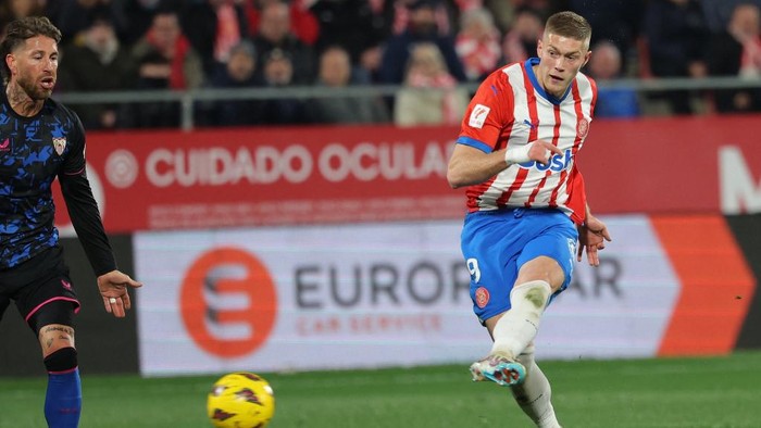 Artem Dovbyk Gol vs Sevilla Girona's Ukrainian forward #09 Artem Dovbyk scores his team's third goal during the Spanish League football match between Girona FC and Sevilla FC at the Montilivi stadium in Girona on January 21, 2024. (Photo by LLUIS GENE / AFP)