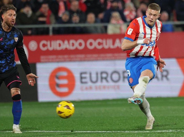 Girona's Ukrainian forward #09 Artem Dovbyk scores his team's third goal during the Spanish League football match between Girona FC and Sevilla FC at the Montilivi stadium in Girona on January 21, 2024. (Photo by LLUIS GENE / AFP)