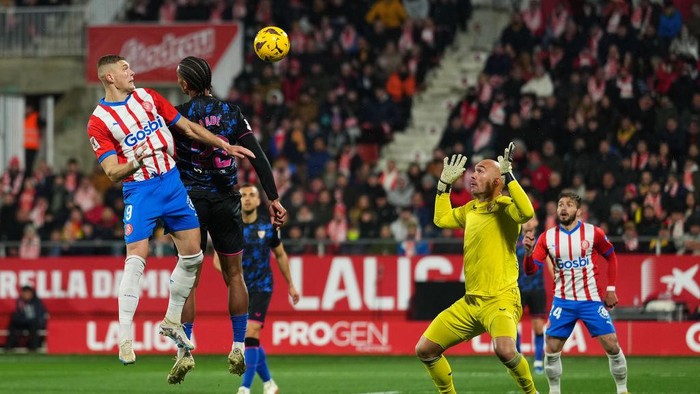 GIRONA, SPAIN - JANUARY 21: Artem Dovbyk of Girona FC scores his team's first goal during the LaLiga EA Sports match between Girona FC and Sevilla FC at Montilivi Stadium on January 21, 2024 in Girona, Spain. (Photo by Alex Caparros/Getty Images)