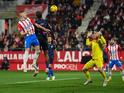 Gol pertama Dovbyk ke gawang Sevilla lahir di menit ke-13 lewat sebuah tandukan usai memenangi duel udara dalam menyambut bola umpan silang. Foto: Getty Images/Alex Caparros
