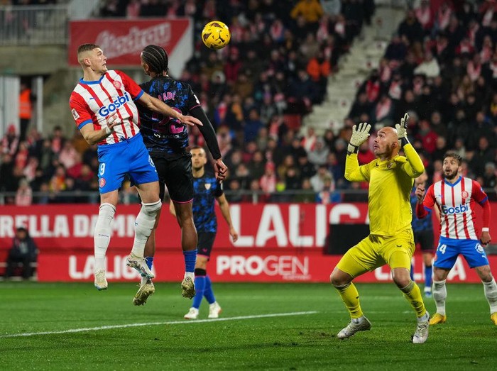 GIRONA, SPAIN - JANUARY 21: Artem Dovbyk of Girona FC scores his team's first goal during the LaLiga EA Sports match between Girona FC and Sevilla FC at Montilivi Stadium on January 21, 2024 in Girona, Spain. (Photo by Alex Caparros/Getty Images)