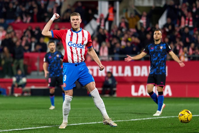GIRONA, SPAIN - JANUARY 21: Artem Dovbyk of Girona FC celebrates after scoring his teams first goal during the LaLiga EA Sports match between Girona FC and Sevilla FC at Montilivi Stadium on January 21, 2024 in Girona, Spain. (Photo by Alex Caparros/Getty Images)