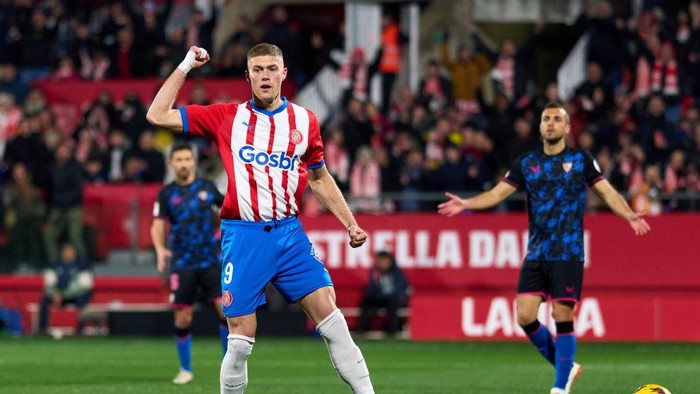 GIRONA, SPAIN - JANUARY 21: Artem Dovbyk of Girona FC celebrates after scoring his teams first goal during the LaLiga EA Sports match between Girona FC and Sevilla FC at Montilivi Stadium on January 21, 2024 in Girona, Spain. (Photo by Alex Caparros/Getty Images)