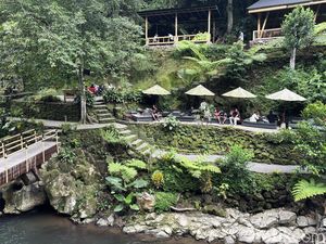 Nikmatnya Kulineran Sembari Melihat Pemandangan Alam di Nukad Tampaksiring