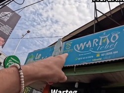 Kocak! Makan di Warteg Bule Ini Kaget Harganya Kemurahan