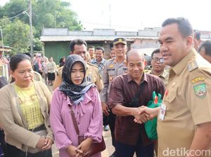 Bupati Blora Bagikan Sembako ke Pedagang Terdampak Kebakaran Pasar Medang Bupati Blora Bagikan Sembako ke Pedagang Terdampak Kebakaran Pasar Medang