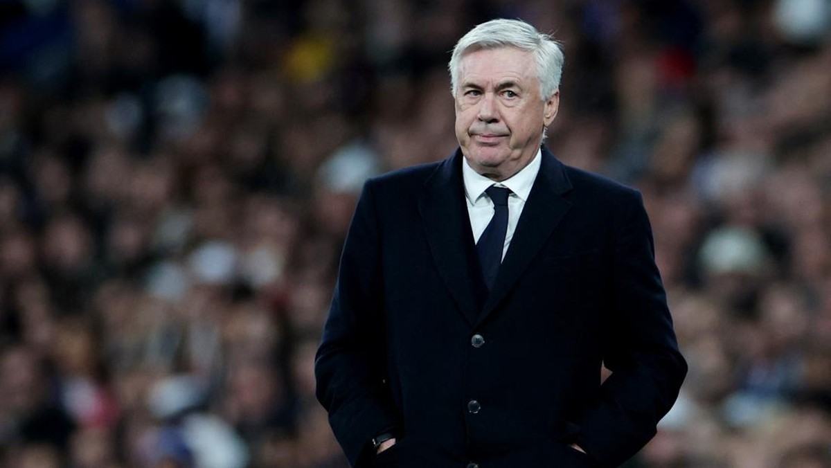 Carlo Ancelotti meninggalkan Etihad Stadium dengan gaya. (Foto: REUTERS/ISABEL INFANTES)