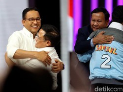 Keakraban Seusai Debat: Anies Peluk Cak Imin, Prabowo Peluk Gibran