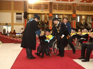 Keren! Duwi dan Elo Wisudawan UB Buktikan Fisik Terbatas Tak Halangi Mimpi Keren! Duwi dan Elo Wisudawan UB Buktikan Fisik Terbatas Tak Halangi Mimpi
