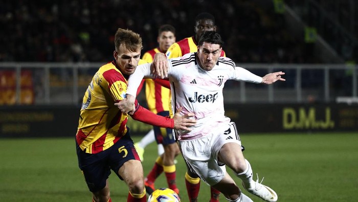 Soccer Football - Serie A - Lecce v Juventus - Stadio Via del mare, Lecce, Italy - January 21, 2024 Juventus Dusan Vlahovic in action with Lecces Marin Pongracic REUTERS/Alessandro Garofalo