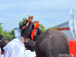 Momen Ganjar Bertemu Mantan Pengasuhnya Saat Kampanye di Lampung