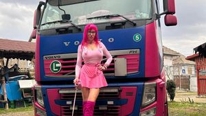 Penampilan Wanita Dijuluki Sopir Truk Barbie, Gaya Sampai Mobil Serba Pink