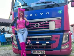 Kisah Supir Truk Barbie yang Viral, Penampilan Hingga Isi Mobilnya Serba Pink