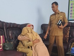 Sempat Dilarang gegara Lulusan D2, Guru Honorer di Bima Kembali Mengajar
