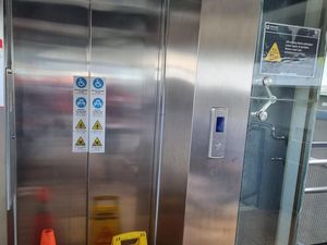 Penumpang Keluhkan Lift Halte TransJ Cikoko Tak Bisa Dipakai Penumpang Keluhkan Lift Halte TransJ Cikoko Tak Bisa Dipakai