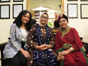 Dikunjungi Fery dan Mutiara Baswedan, Waldjinah Titip Kain Batik untuk Anies Dikunjungi Fery dan Mutiara Baswedan, Waldjinah Titip Kain Batik untuk Anies