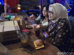 Berkunjung ke Solo, Fery dan Mutiara Baswedan Makan Malam di Wedangan