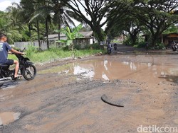 Keluh Kesah Warga Padakembang Tasik, Jalan Rusak Bak Kolam Ikan
