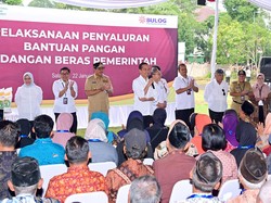 Jokowi Cek Penyaluran Bantuan Pangan di Salatiga: Ibu-Ibu Sudah Dapat Semua?