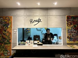 Nggak Cuma Galeri Seni, Superlative Gallery Punya Kafe Mungil