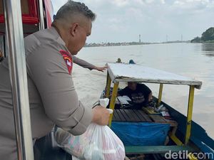 Susuri Sungai Batanghari, Kapolda Jambi Salurkan Bantuan ke Korban Banjir Susuri Sungai Batanghari, Kapolda Jambi Salurkan Bantuan ke Korban Banjir