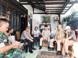 Kapolsek dan Camat Tebet Melayat ke Rumah Duka Korban Tembok Roboh Kapolsek dan Camat Tebet Melayat ke Rumah Duka Korban Tembok Roboh