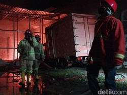 Gudang Plastik di Pakis Malang Terbakar