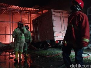 Gudang Plastik di Pakis Malang Terbakar Gudang Plastik di Pakis Malang Terbakar