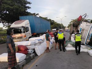 Kecelakaan Karambol Libatkan 3 Truk dan 2 Motor di Babat Lamongan Kecelakaan Karambol Libatkan 3 Truk dan 2 Motor di Babat Lamongan