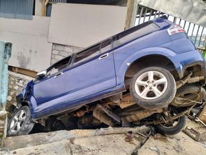 Brak! Mobil Tabrak Warung-Masuk Selokan di Karangmojo Gunungkidul