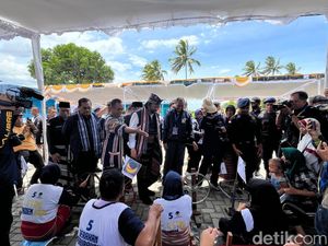 Surya Paloh Minta Pemerintah Perhatikan Nasib Penenun Tradisional Surya Paloh Minta Pemerintah Perhatikan Nasib Penenun Tradisional