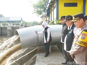 Khofifah Resmikan Pompa Kuro untuk Atasi Banjir Tahunan di Lamongan Khofifah Resmikan Pompa Kuro untuk Atasi Banjir Tahunan di Lamongan