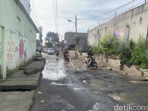 Banyak Ranjau Lubang di Jalan Gurila, Warga: Pengendara Sering Jatuh