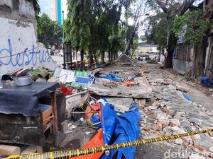 Puing Tembok Roboh di Tebet Belum Dibersihkan, Akses Lalin Masih Tertutup Puing Tembok Roboh di Tebet Belum Dibersihkan, Akses Lalin Masih Tertutup
