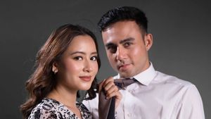 8 Foto Maternity Shoot Laura Theux & Indra, Tetap Keren Walau Hanya di Rumah