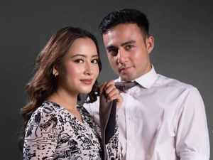 8 Foto Maternity Shoot Laura Theux & Indra, Tetap Keren Walau Hanya di Rumah