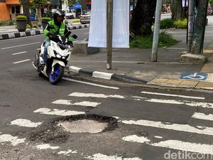 Hati-hati Ada Lubang Menganga di Jalan Sultan Tirtayasa Bandung Hati-hati Ada Lubang Menganga di Jalan Sultan Tirtayasa Bandung