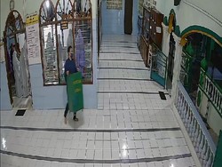 Terekam CCTV! Maling Kotak Amal Beraksi Santuy di Banyumas, Ternyata Kosong