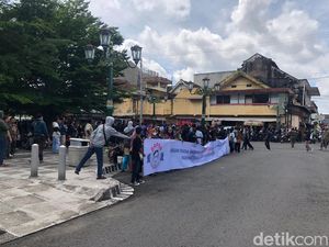 Prabowo-Gibran Sowan Sultan Siang Ini, Massa Padati Kepatihan